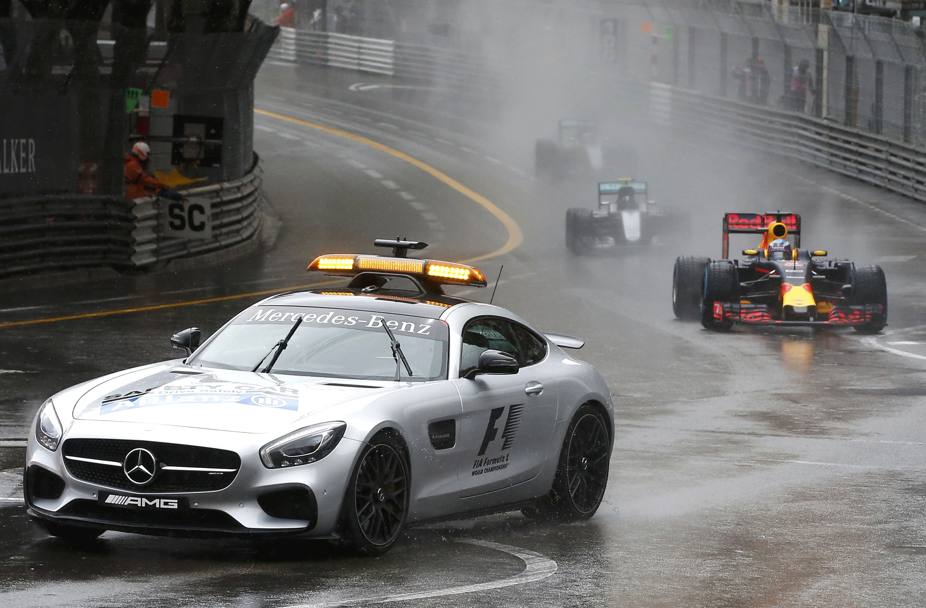 Il via del GP di Montecarlo in regime di Safety Car. Reuters